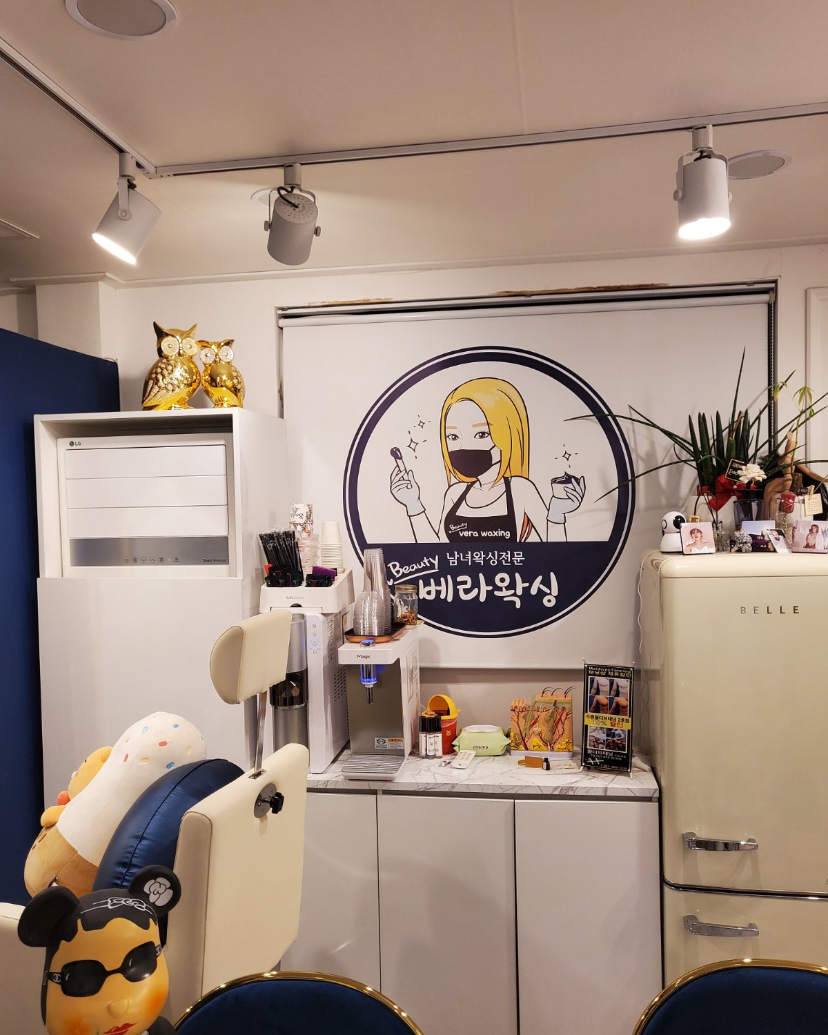 뷰티베라왁싱 수원 본점 상담 공간 — 매장 로고 벽